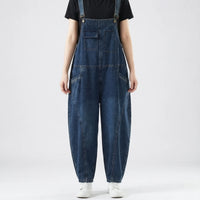Locker geschnittene Jeans-Latzhose