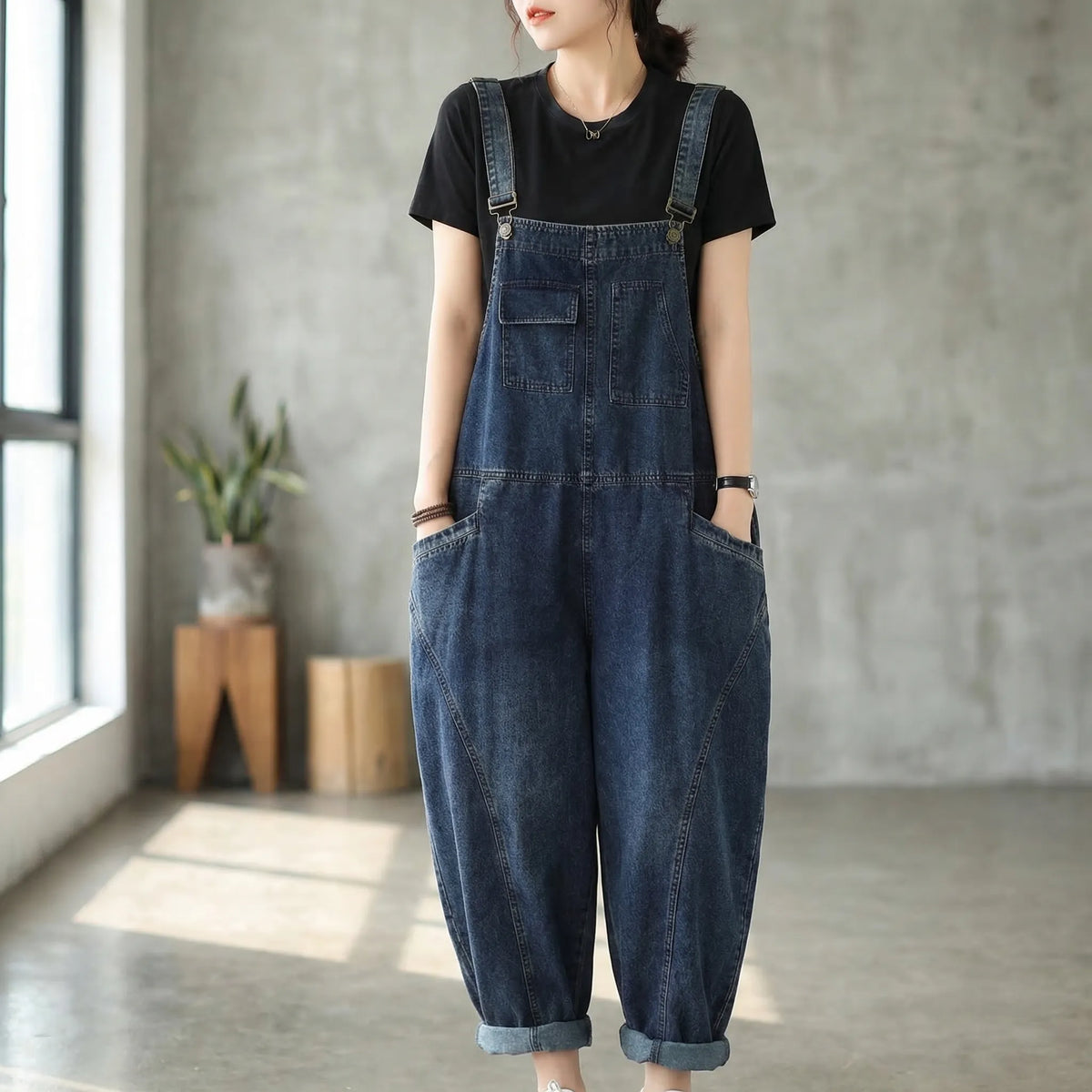 Locker geschnittene Jeans-Latzhose