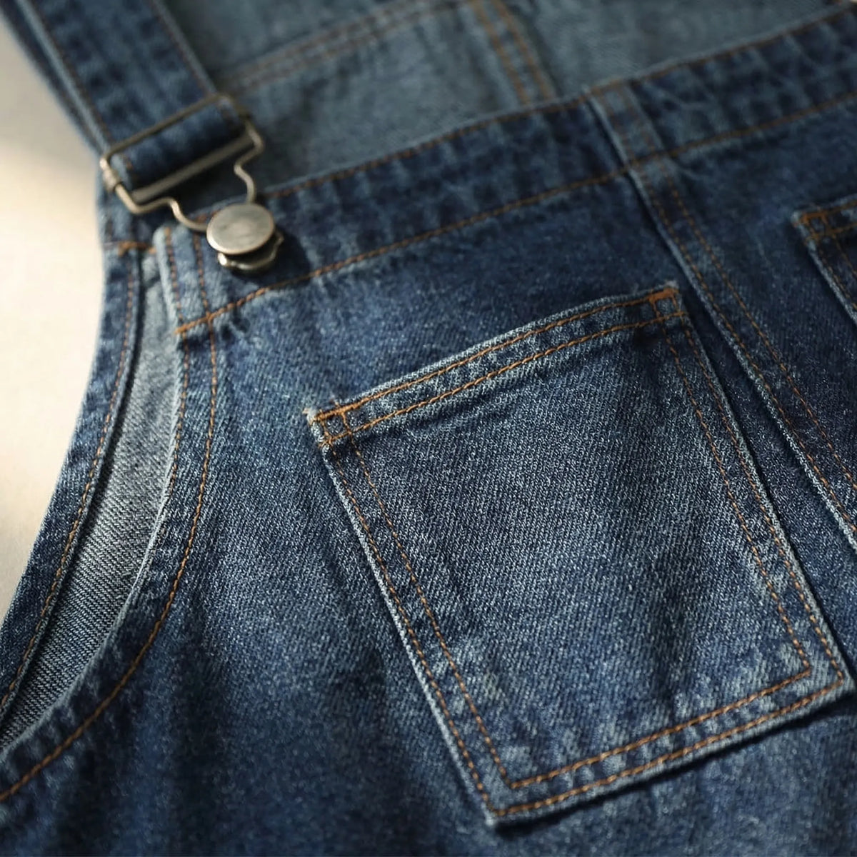 Locker geschnittene Jeans-Latzhose