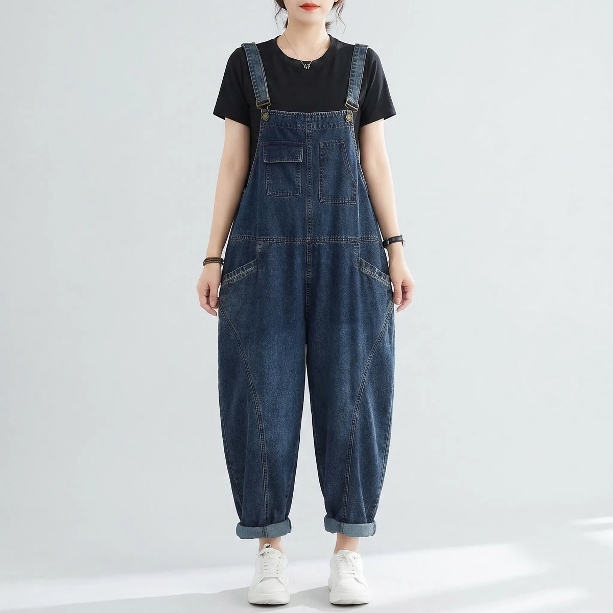 Locker geschnittene Jeans-Latzhose