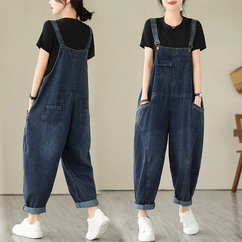 Locker geschnittene Jeans-Latzhose