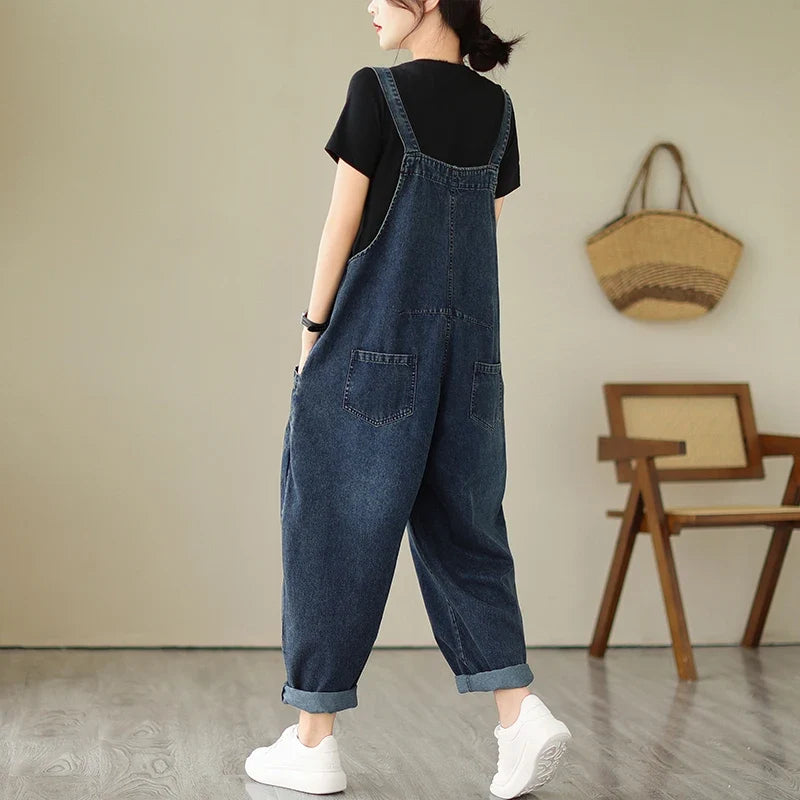 Locker geschnittene Jeans-Latzhose