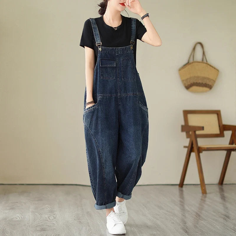 Locker geschnittene Jeans-Latzhose