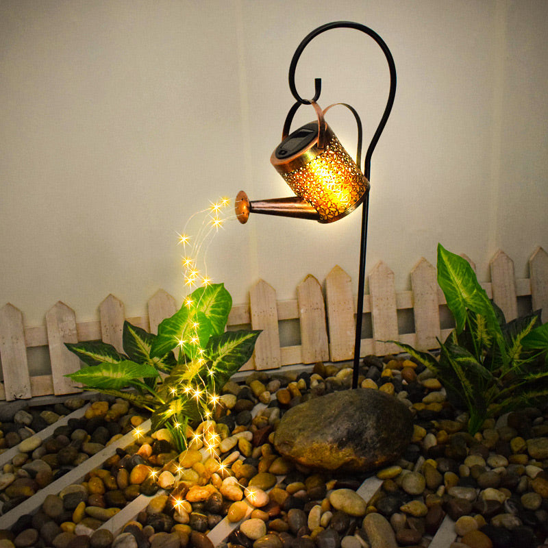 Dekorative Gartenlampe in Giesskannenform