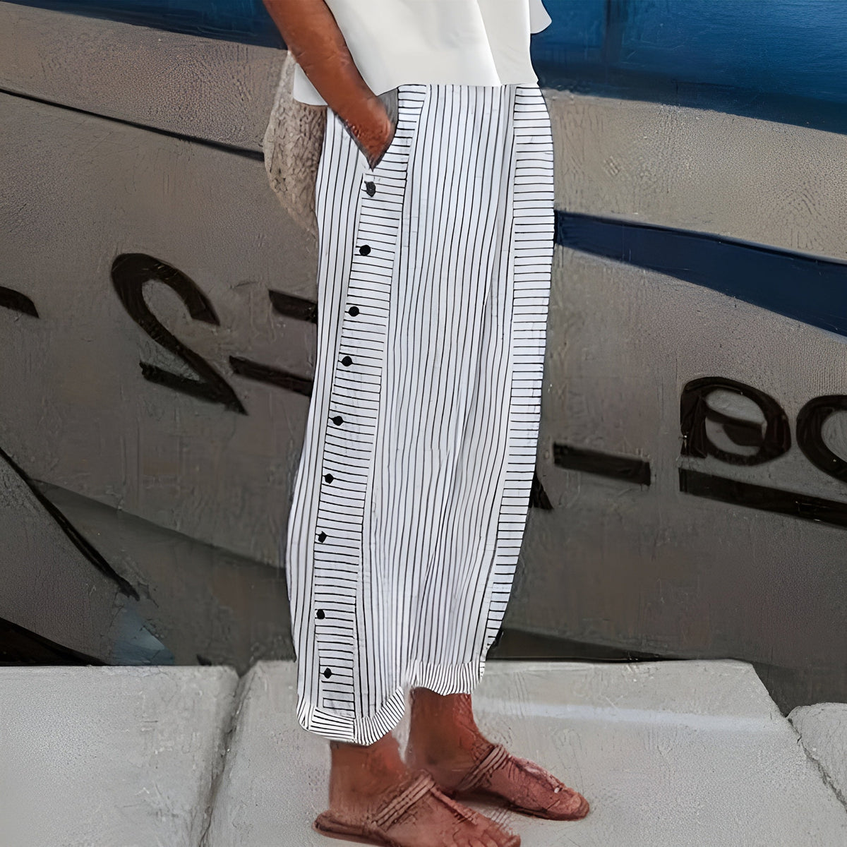 Gestreifte Damen-Hose mit hoher Taille und weitem Bein