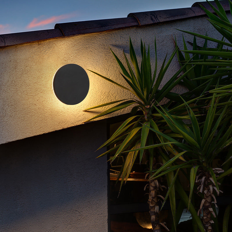 Minimalistische schwarze Metall LED-Wandleuchte für Garten und Flur