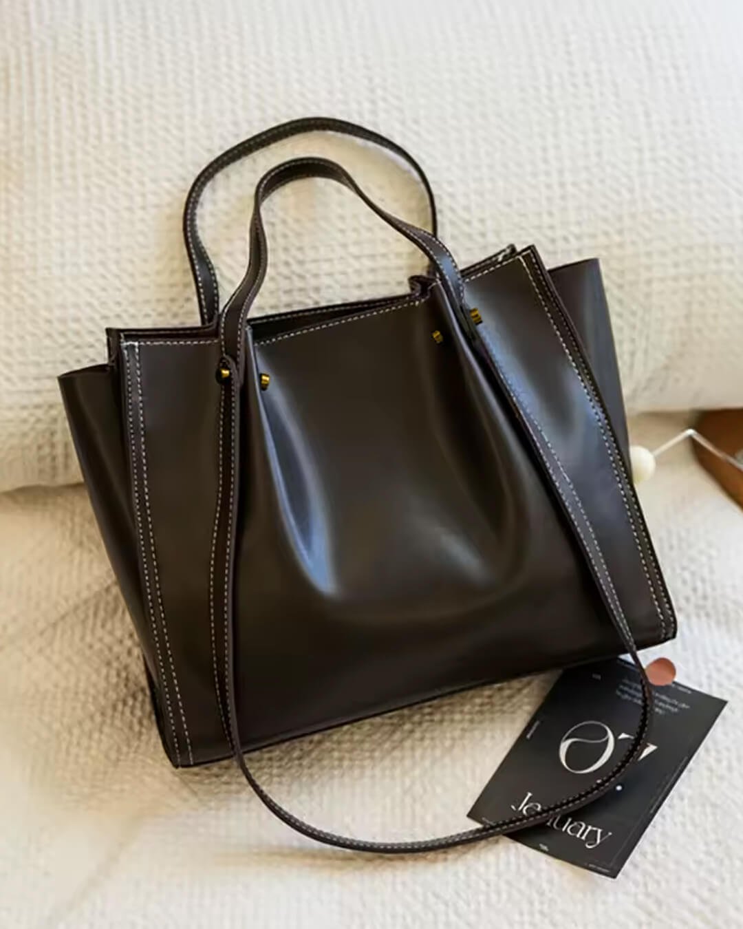 Minimalistische Tote Bag aus veganem Leder mit Kontrastnähten
