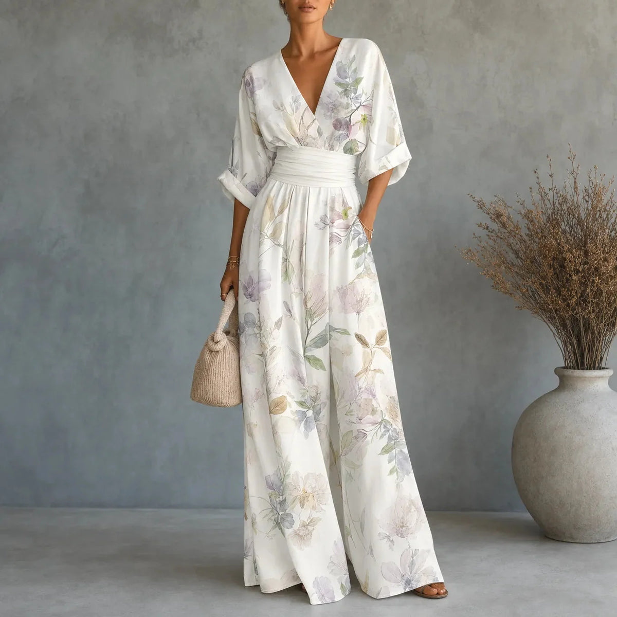 Gemusterter Jumpsuit mit V-Ausschnitt, weitem Bein, taillierter Taille und Taschen