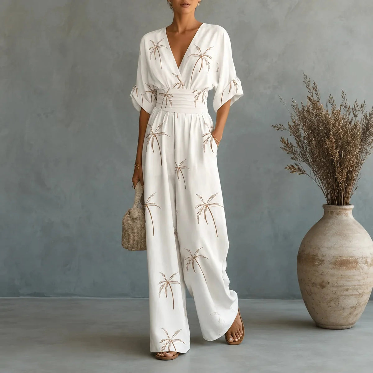Gemusterter Jumpsuit mit V-Ausschnitt, weitem Bein, taillierter Taille und Taschen