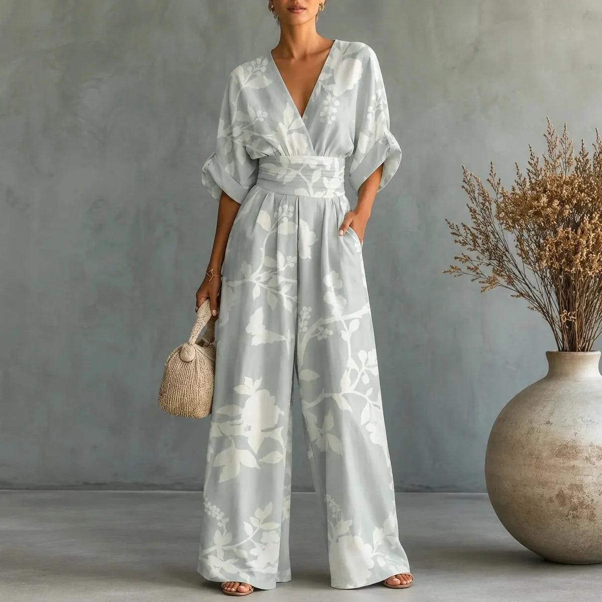 Gemusterter Jumpsuit mit V-Ausschnitt, weitem Bein, taillierter Taille und Taschen