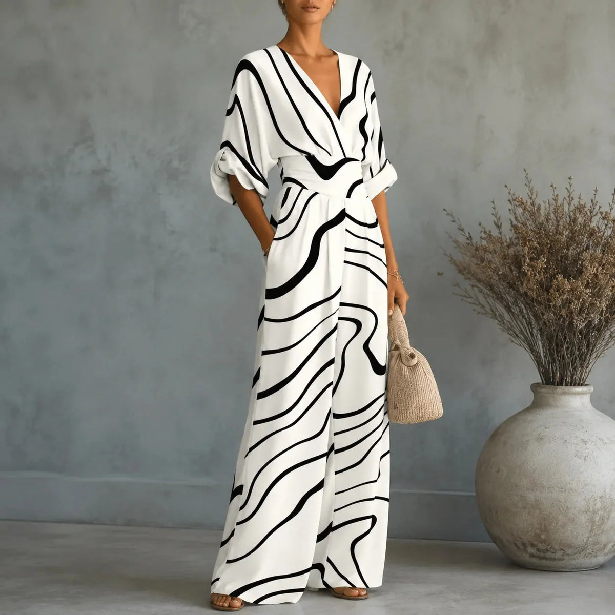 Gemusterter Jumpsuit mit V-Ausschnitt, weitem Bein, taillierter Taille und Taschen