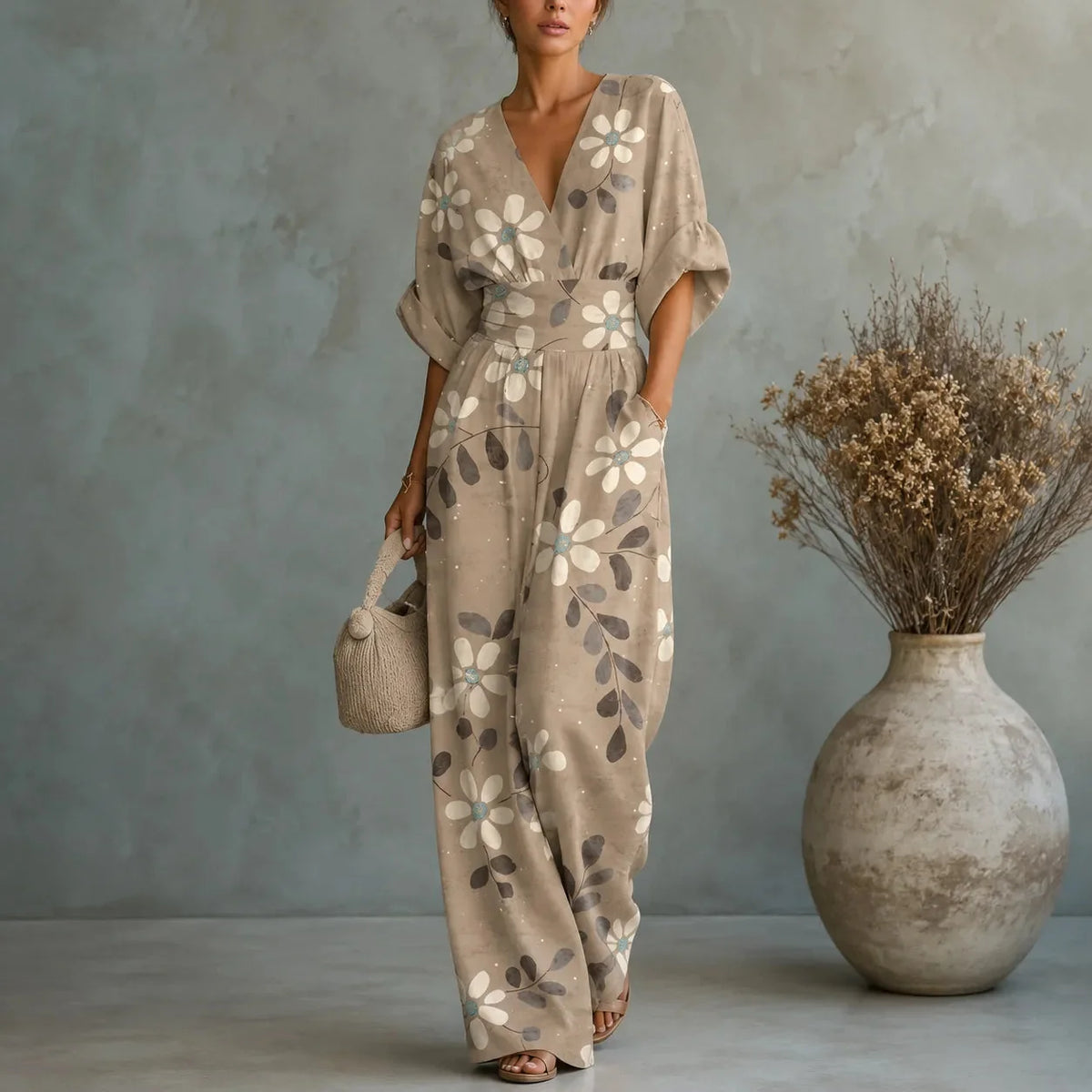 Gemusterter Jumpsuit mit V-Ausschnitt, weitem Bein, taillierter Taille und Taschen