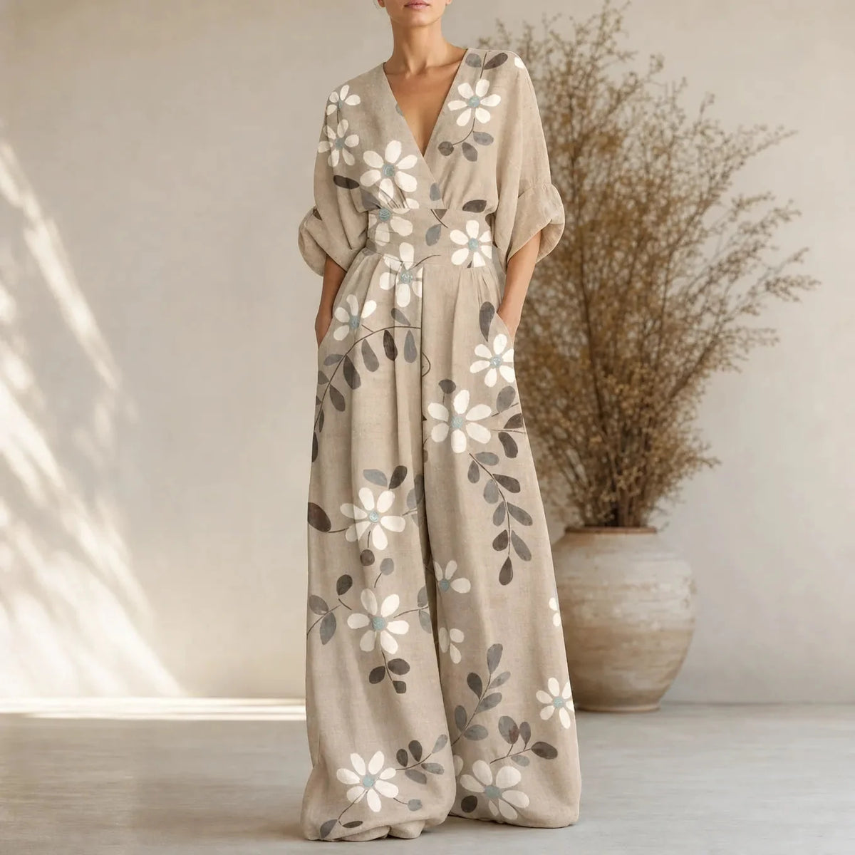 Gemusterter Jumpsuit mit V-Ausschnitt, weitem Bein, taillierter Taille und Taschen