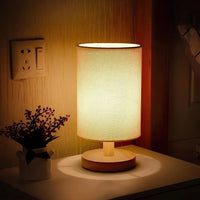Moderne Nachttischlampe aus Holz