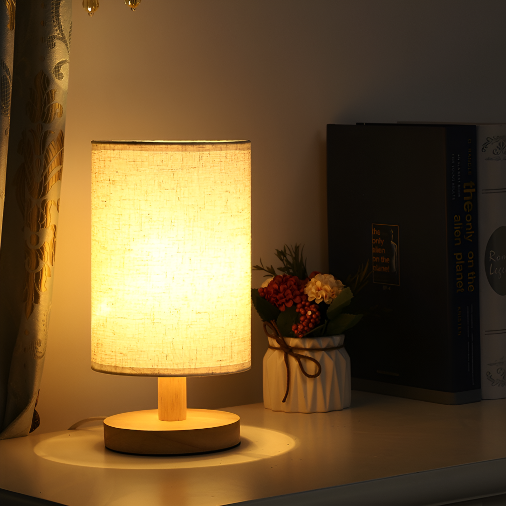 Moderne Nachttischlampe aus Holz