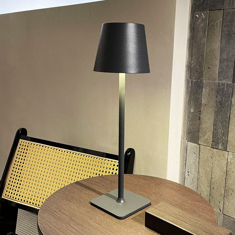 Moderne, wiederaufladbare, kabellose LED-Tischlampe