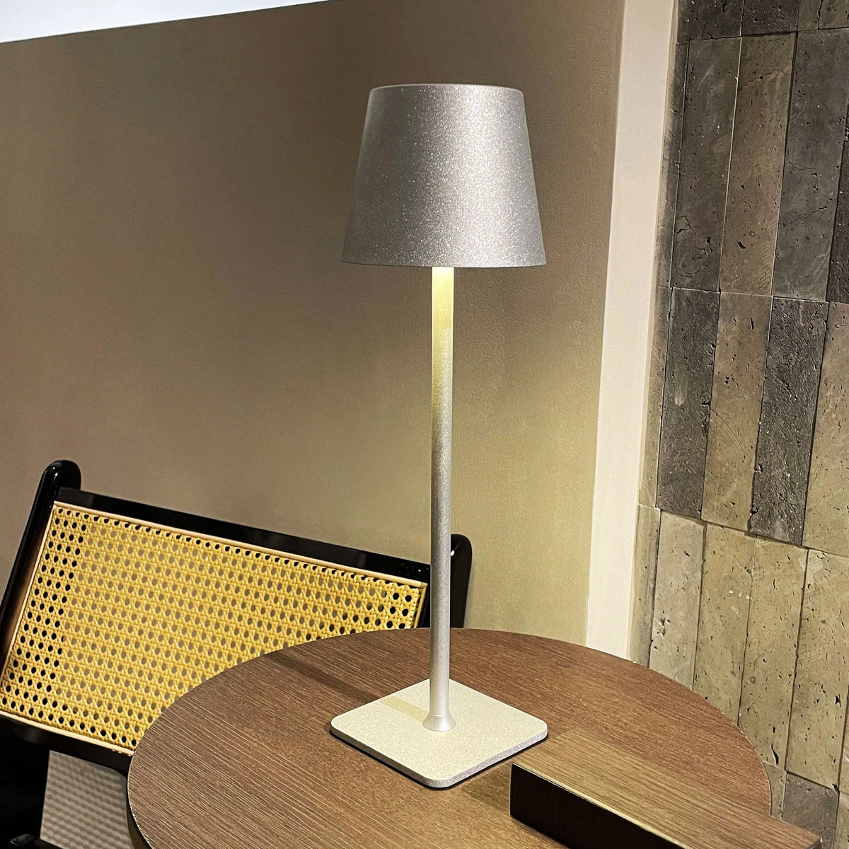 Moderne, wiederaufladbare, kabellose LED-Tischlampe