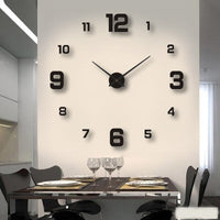 Moderne, übergrosse Wanduhr