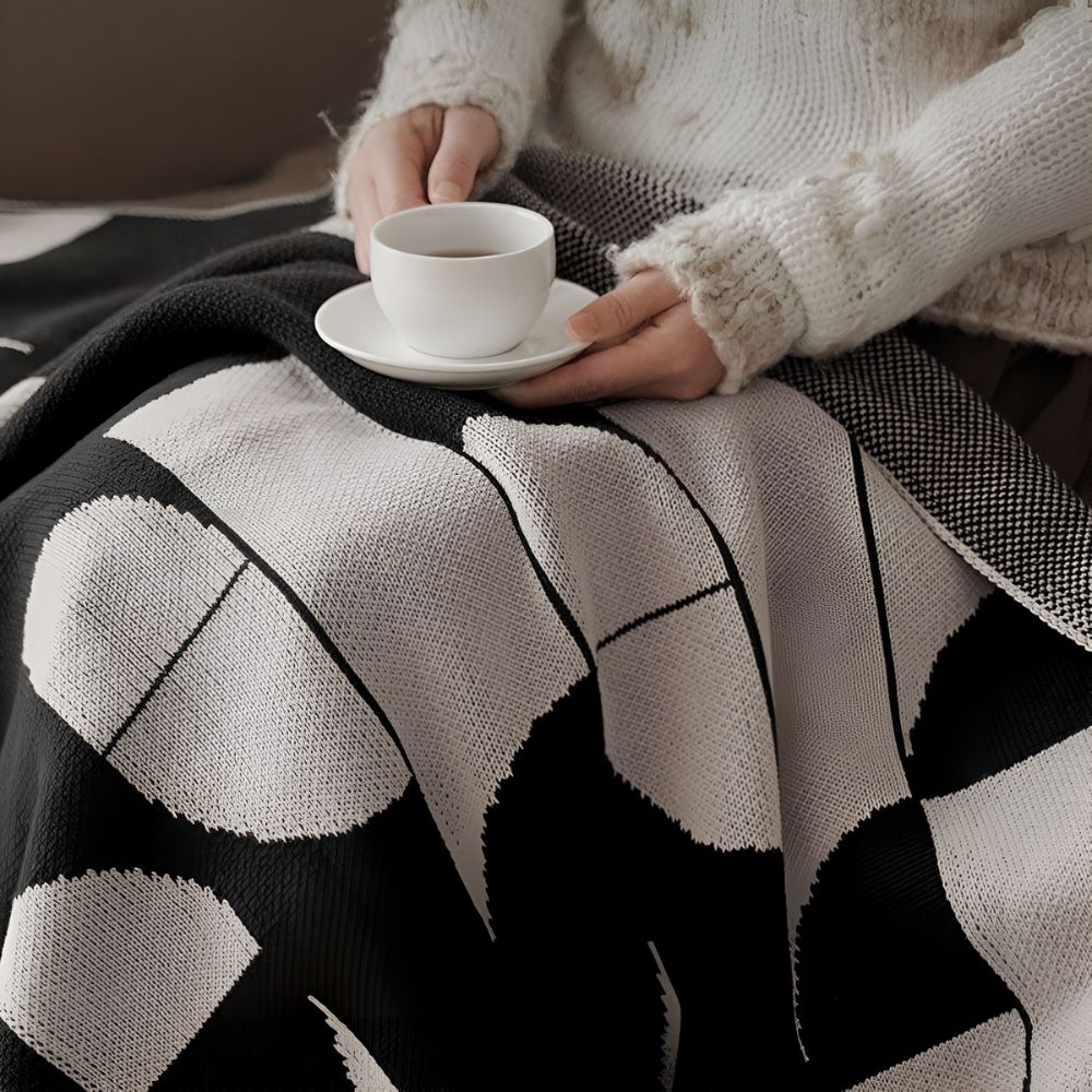 Monochrome geometrische Decke