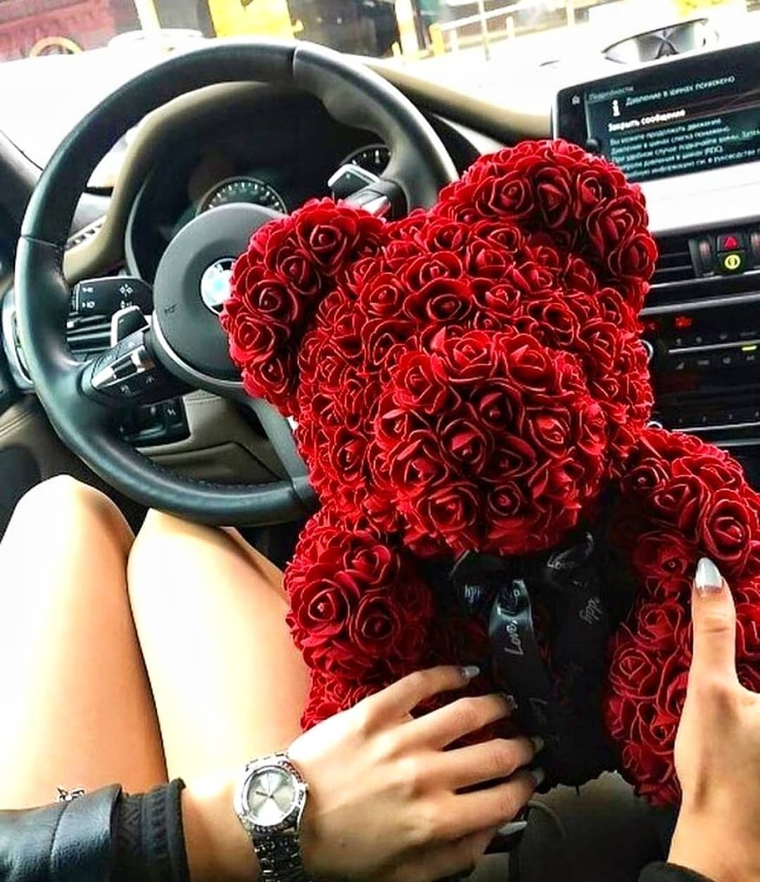 Teddybär aus Kunstrosen