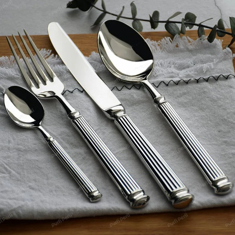 Schweres Premium-Besteckset für das elegante Eindecken des Tisches
