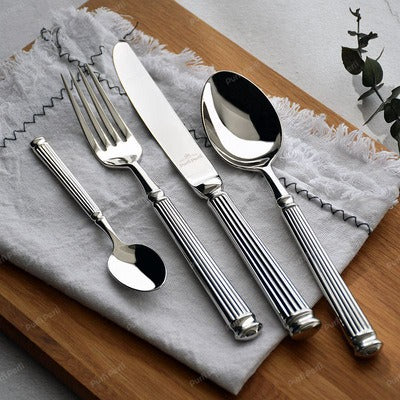 Schweres Premium-Besteckset für das elegante Eindecken des Tisches