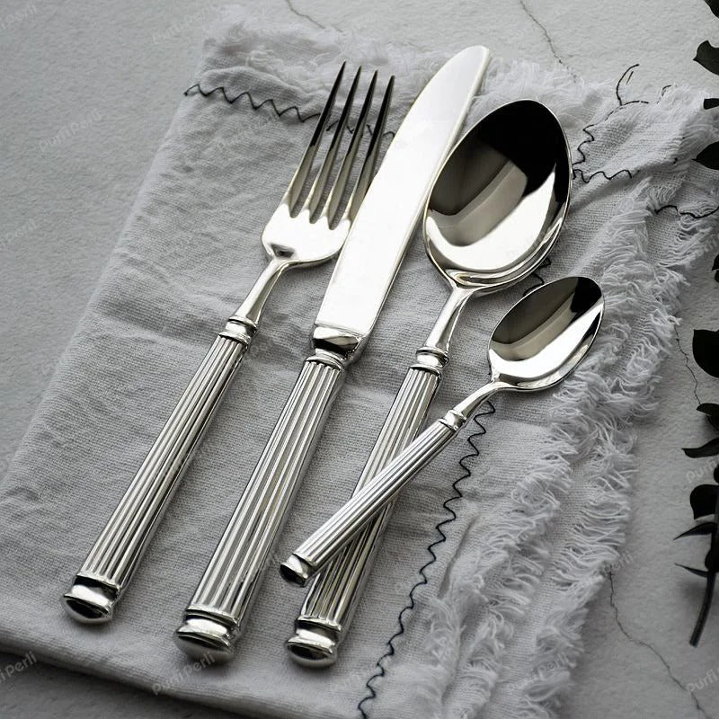 Schweres Premium-Besteckset für das elegante Eindecken des Tisches