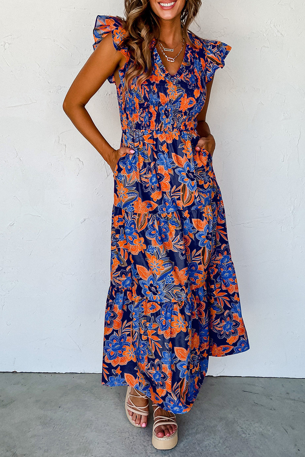 Damen gesmoktes geblümtes Sommer-Maxikleid