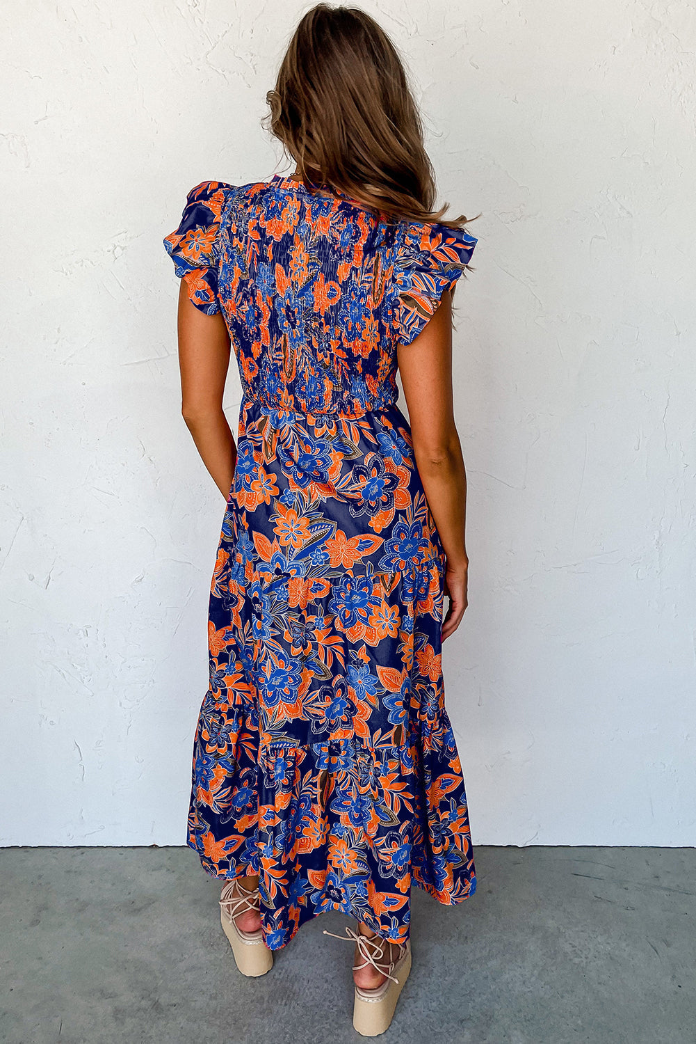Damen gesmoktes geblümtes Sommer-Maxikleid