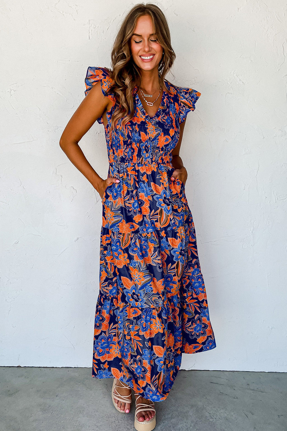 Damen gesmoktes geblümtes Sommer-Maxikleid