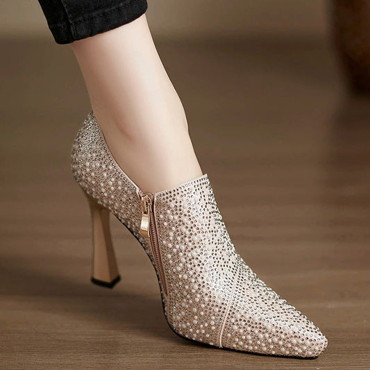 Damen-Stiefeletten mit spitzer Zehenpartie und hohem Absatz