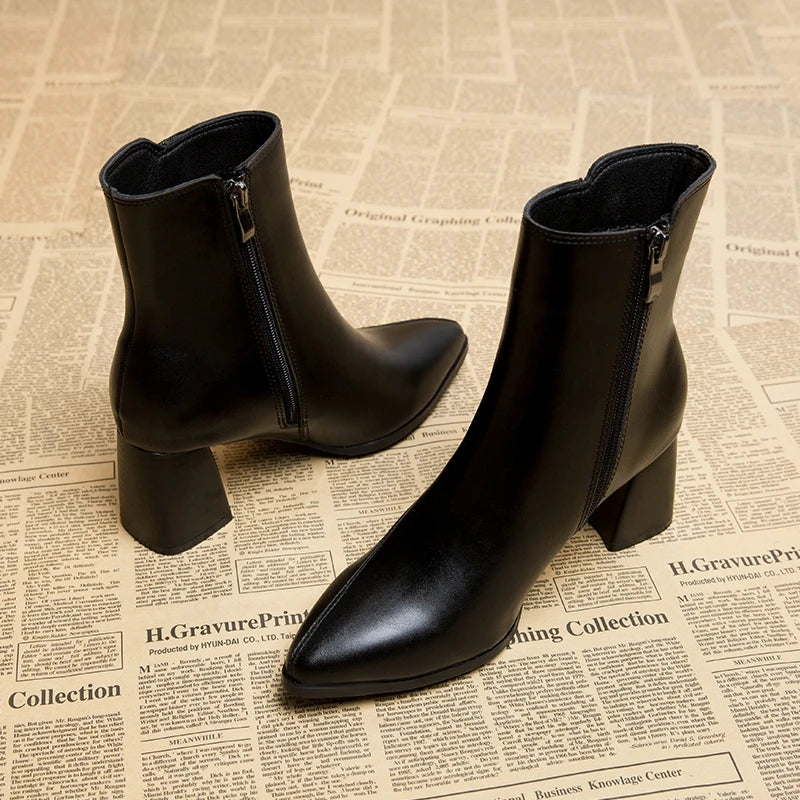 Damen-Stiefeletten mit spitzer Zehenpartie und hohem Absatz