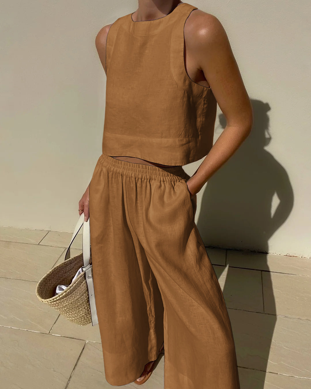 Zweiteiliges Damen-Set: Ärmelloses kurzes Oberteil und Hose mit weitem Bein