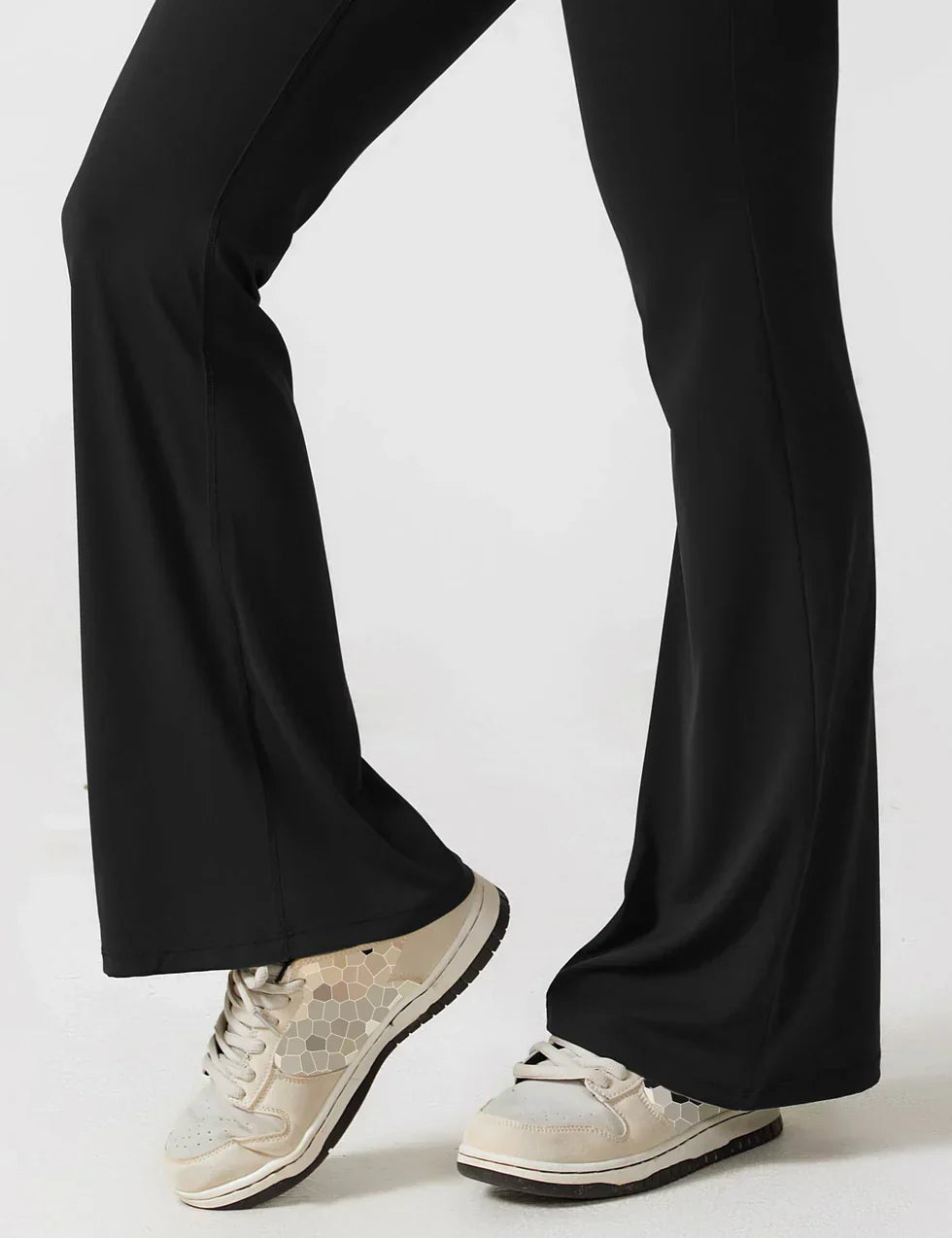 Damen-Jumpsuit mit offenem Rücken und ausgestelltem Bein