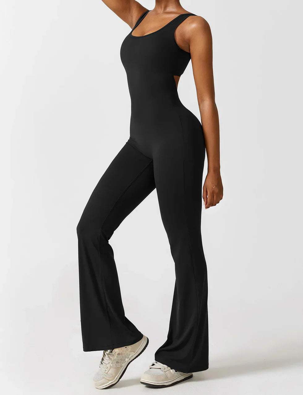Damen-Jumpsuit mit offenem Rücken und ausgestelltem Bein