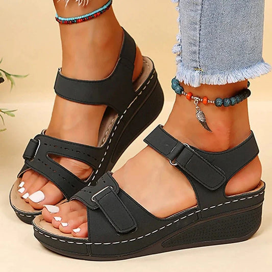 Orthopädische Damen-Keilsandalen mit verstellbaren Riemen