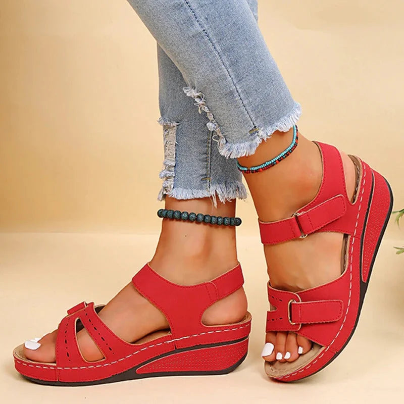 Orthopädische Damen-Keilsandalen mit verstellbaren Riemen