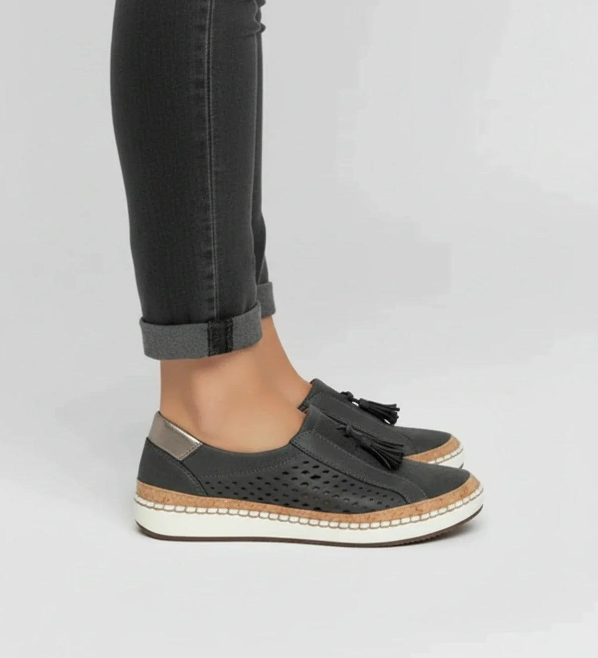 Perforierte Damen-Slip-on-Loafer-Sneaker mit Quasten