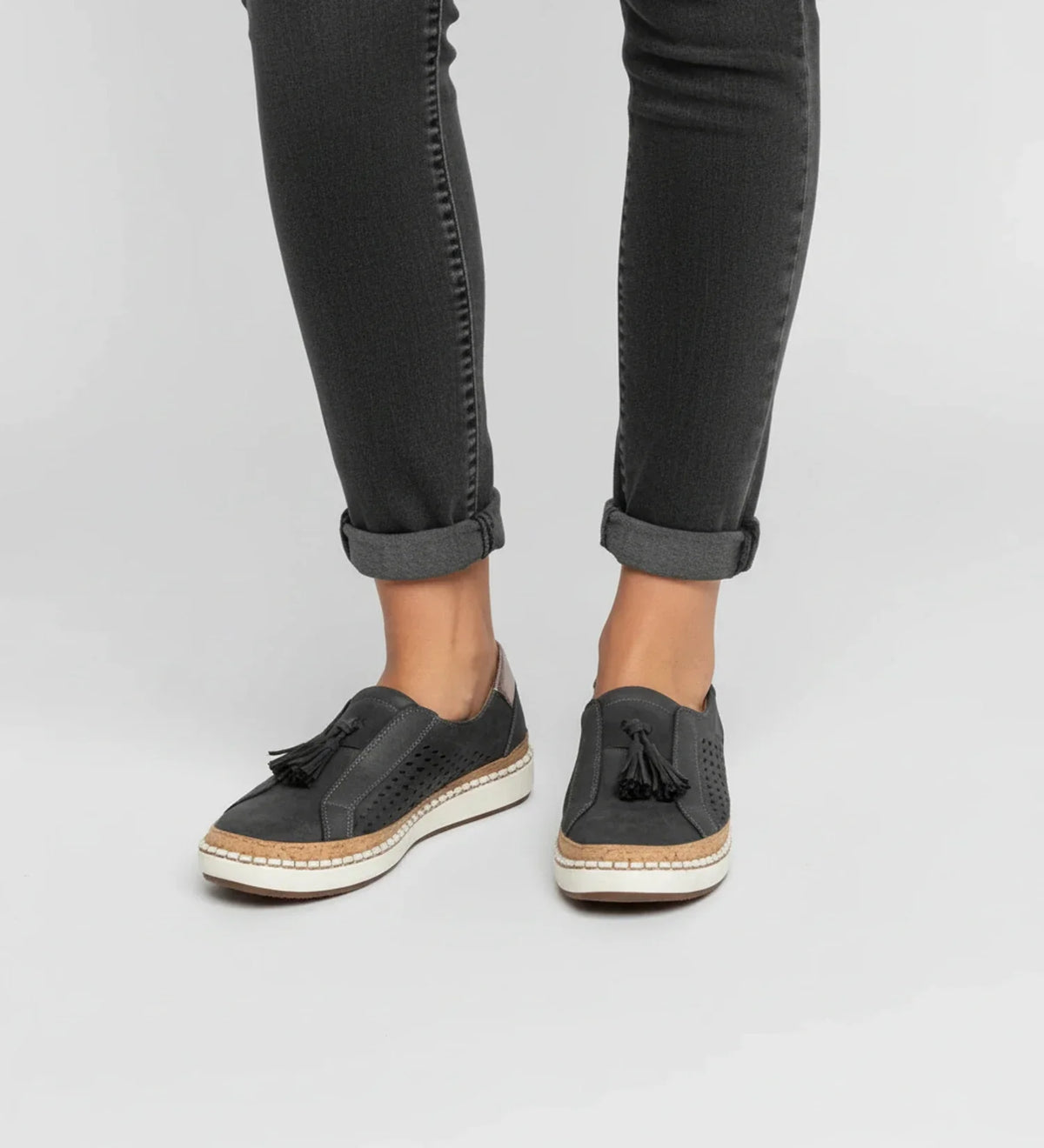 Perforierte Damen-Slip-on-Loafer-Sneaker mit Quasten