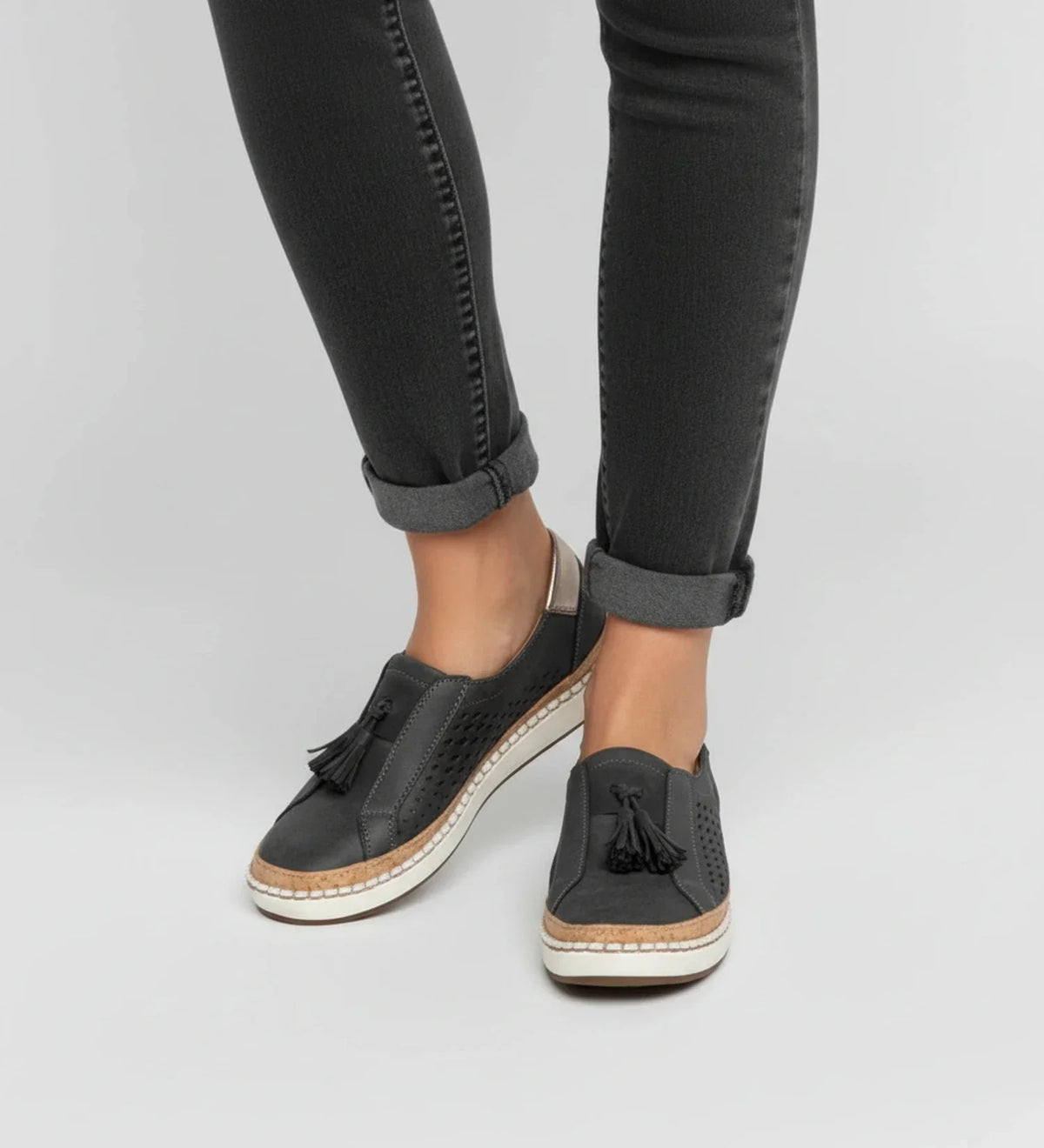 Perforierte Damen-Slip-on-Loafer-Sneaker mit Quasten