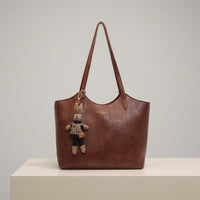 Weiche Damen-Schultertasche aus veganem Leder mit Plüschhasen-Taschenanhänger