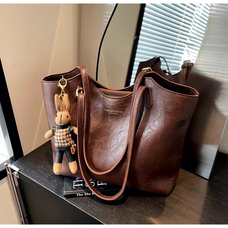 Weiche Damen-Schultertasche aus veganem Leder mit Plüschhasen-Taschenanhänger