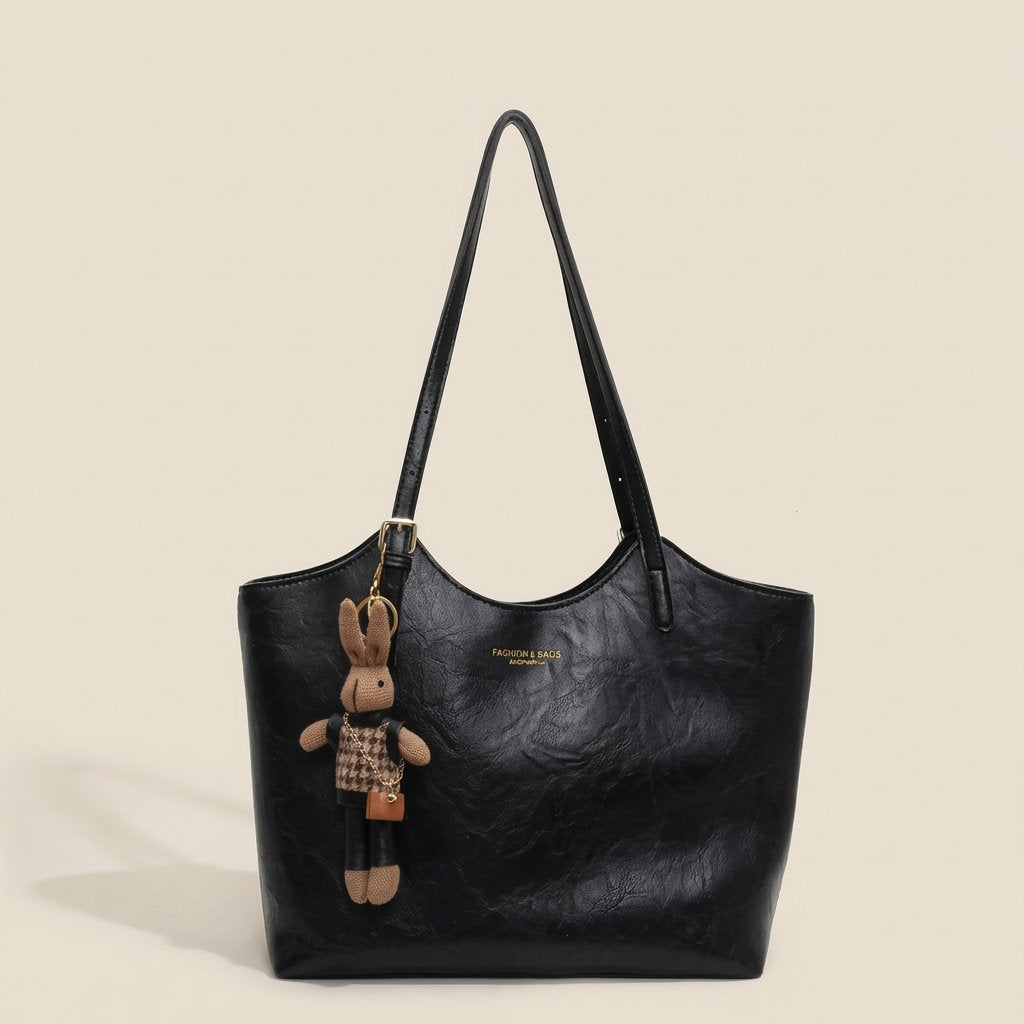 Weiche Damen-Schultertasche aus veganem Leder mit Plüschhasen-Taschenanhänger