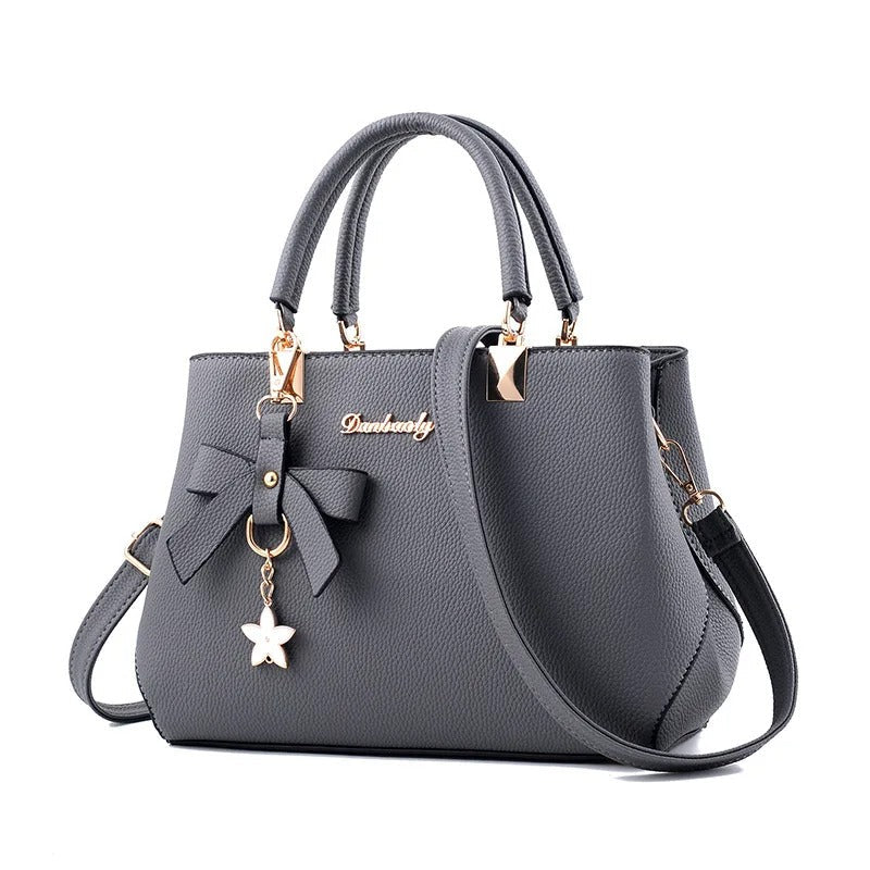 Damen-Schultertasche mit Blumenanhänger