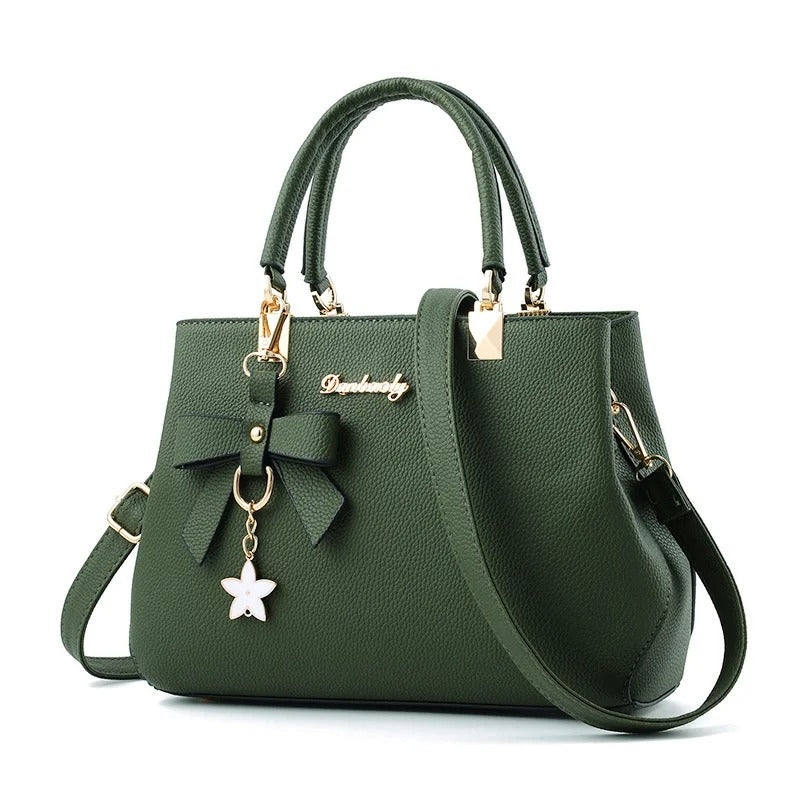 Damen-Schultertasche mit Blumenanhänger