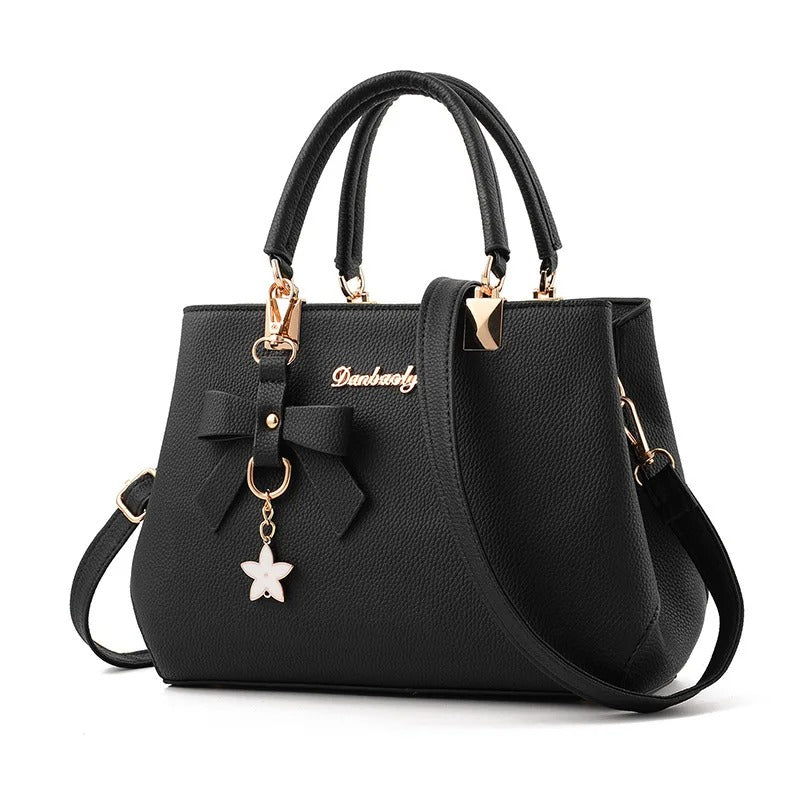 Damen-Schultertasche mit Blumenanhänger