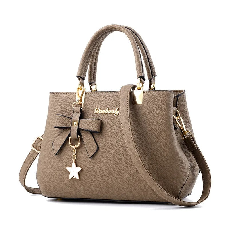 Damen-Schultertasche mit Blumenanhänger