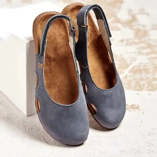 Geschlossene flache Damensandalen mit verstellbarem Knöchelriemen