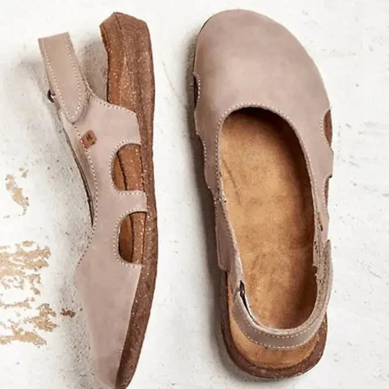 Geschlossene flache Damensandalen mit verstellbarem Knöchelriemen