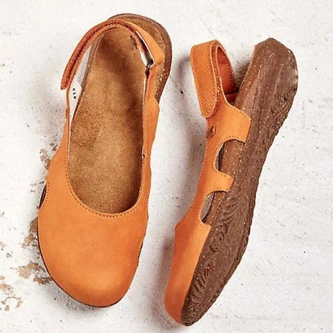 Geschlossene flache Damensandalen mit verstellbarem Knöchelriemen